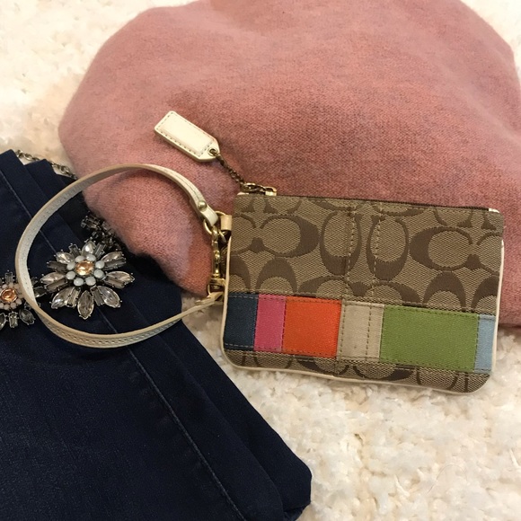 Coach Handbags - COACH WRISTLET RAINBOW SIGNATURE A0749 4052 EUC